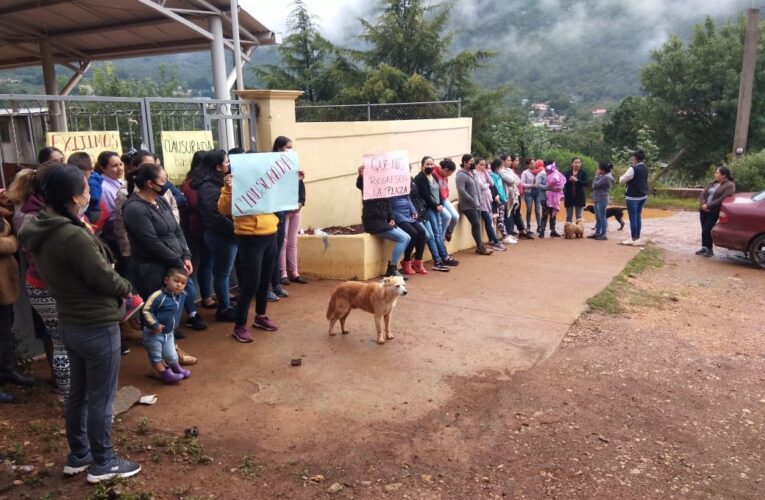 Padres de familia retienen la escuela Primaria “Venustiano Carranza” en Pinalito de la Cruz, Landa de Matamoros como medida de presión hasta ser atendidos por USEBEQ.