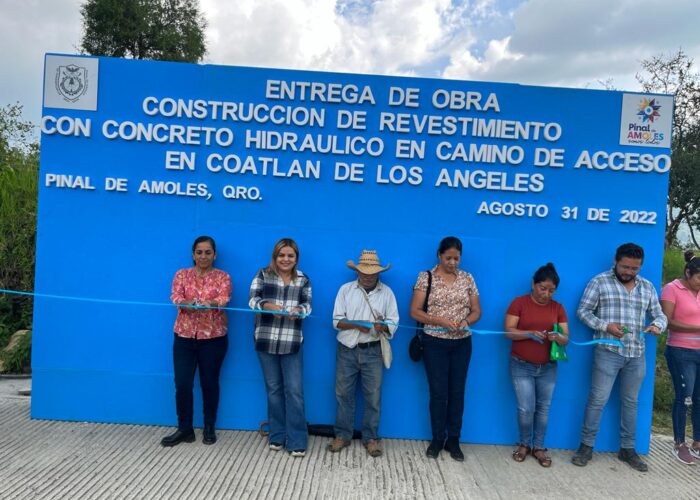Lupita Ramírez entrega obra de revestimiento con concreto hidráulico en camino de acceso en Coatlán de Los Ángeles.