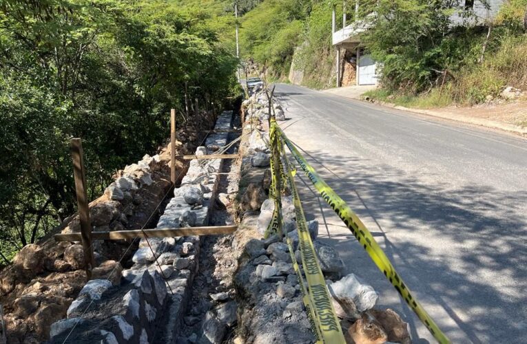 Importante avance muestra la construcción del andador peatonal rumbo al panteón en Ahuacatlán de Guadalupe.