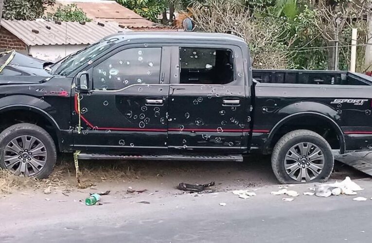 Comando armado ejecuta a dos adultos y dos niños que viajaban en una camioneta en Veracruz.