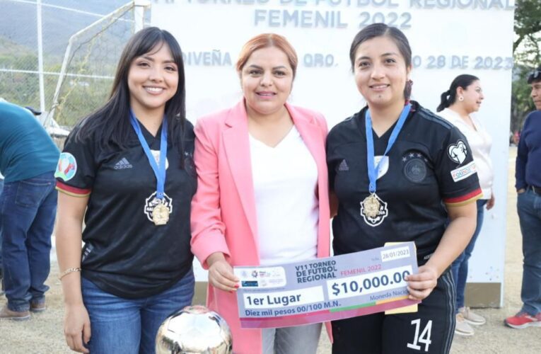Lupita Ramírez entrega premios a equipos ganadoras del VII Torneo Regional Femenil.