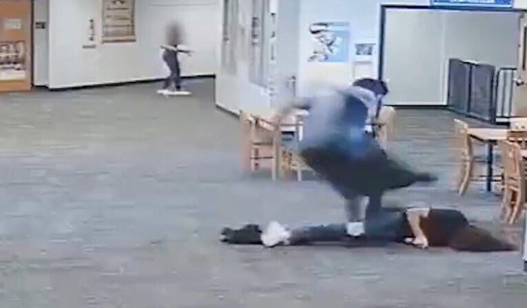 Estudiante golpea brutalmente a maestra por quitarle su Nintendo Switch en secundaria de Florida