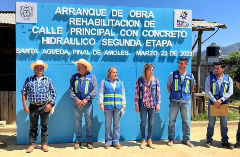 Con inversión de más de 2.1 MDP, Lupita Ramírez arranca mejoramiento de calle en Santa Águeda.