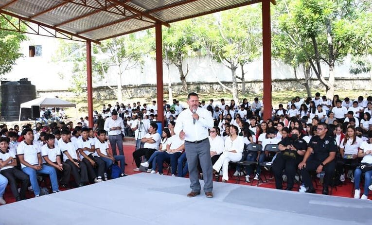 Efraín Muñoz Cosme; participó en el “Primer Festival COBAQ y los Derechos Humanos”.