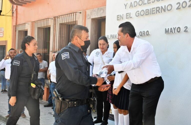 Entrega uniformes el presidente Payín Muñoz a los Matutes.