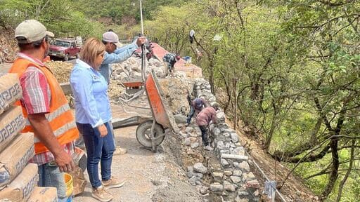 Avanza la construcción del andador peatonal en Ahuacatlán de Guadalupe
