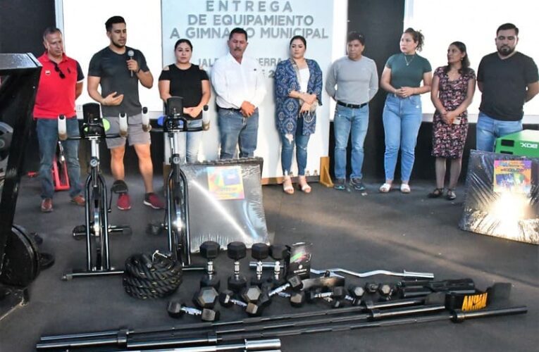 Payín Muñoz entrega de equipamiento para el gimnasio municipal de Jalpan de Serra