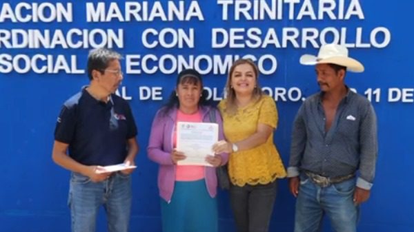 Lupita Ramírez entrega subsidio destinado a Mejoramiento de Vivienda.