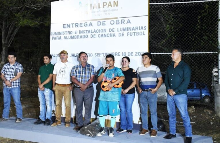 Entrega de alumbrado en cancha de futbol de Saldiveña, Jalpan de Serra
