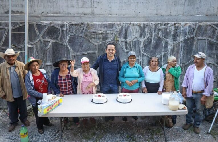 Iván Zárate celebra a los adultos mayores en Derramadero de Bucareli.
