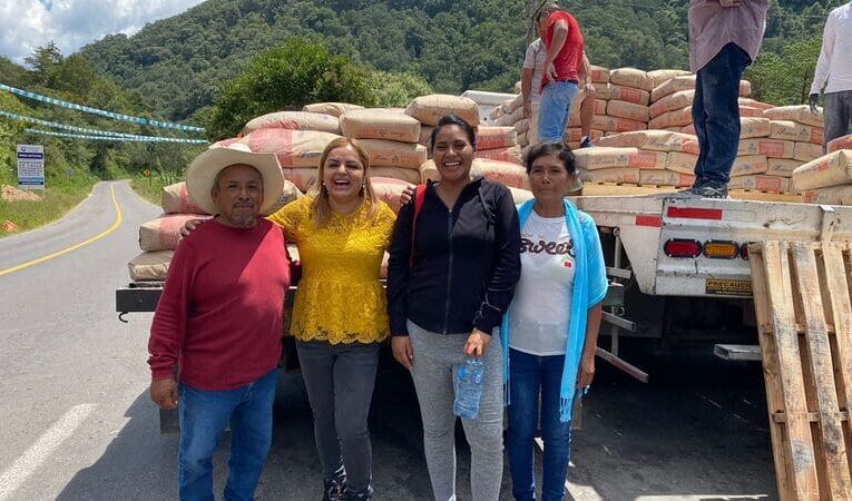 Lupita Ramírez entrega subsidio destinado a Mejoramiento de Vivienda.