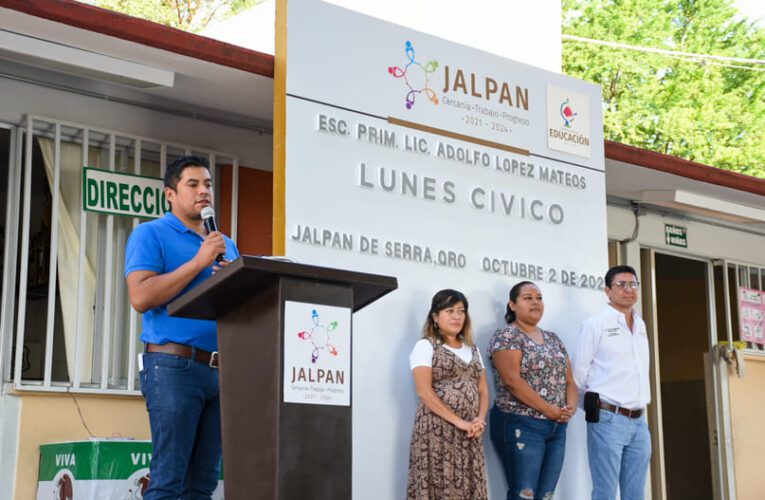 Autoridades de Jalpan de Serra acompañan a estudiantes en acto cívico de Primaria Adolfo López Mateos