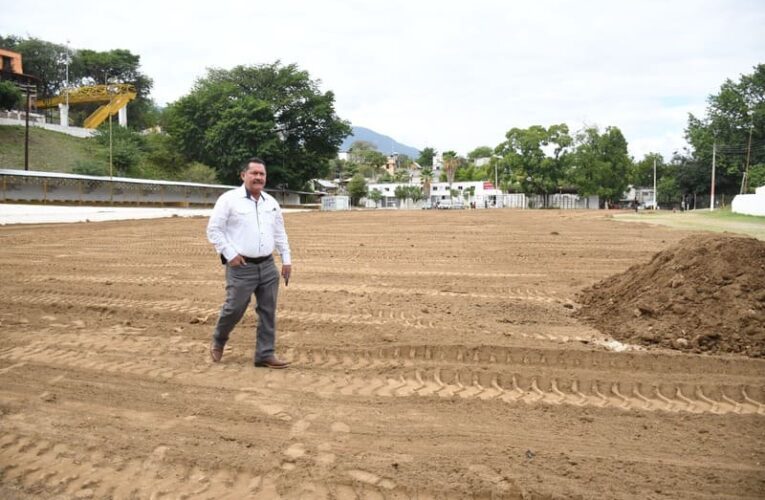 Revestimiento de la cancha del futbol del centro en Jalpan de Serra.