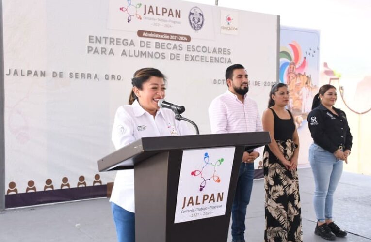 Entrega de becas, diferentes niveles educativos, en Jalpan de Serra