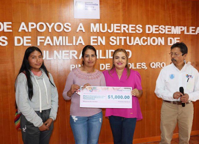 Entrega de apoyos a jefas de familia por parte de Lupita Ramírez