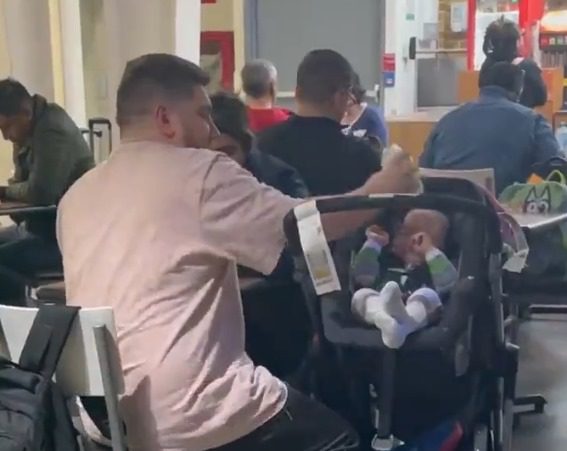 Video: Indigna hombre que golpea a bebé en la cabeza en aeropuerto