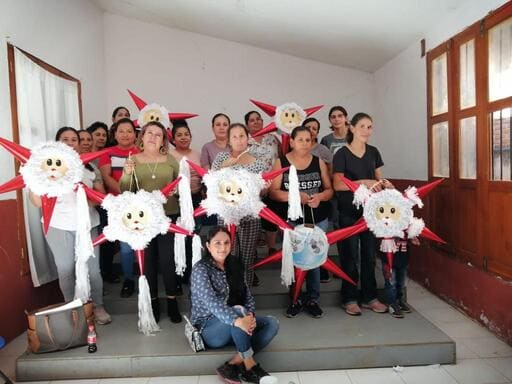 Taller de Piñatas: Fomentando la Creatividad y la Autonomía en Jalpan de Serra.