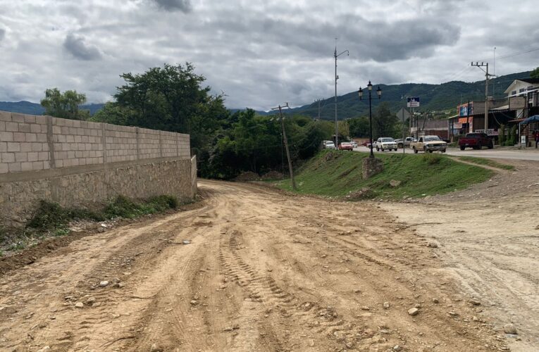 Continúan los trabajos de rehabilitación en caminos de Jalpan de Serra.