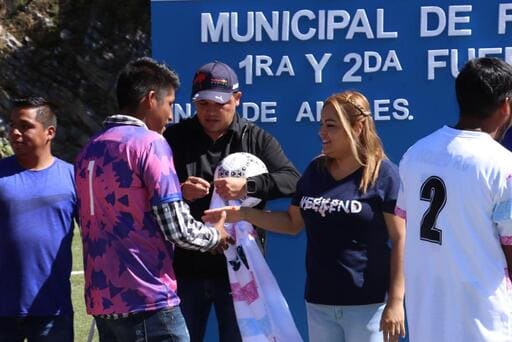 Con la entrega de uniformes a los 22 equipos participantes, Lupita Ramírez Inaugura la Liga Municipal de Futbol de 1ª y 2ª Fuerza