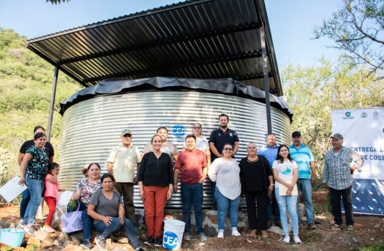 Entregan tanques de cosecha de agua en la comunidades de Tierras Priestas y El Sabino