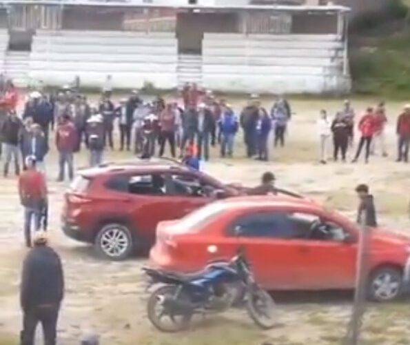 Vídeo sensible – Ciudadanos cansados por “cobro de piso” se enfrentan a presuntos integrantes del crimen organizado en Edomex.