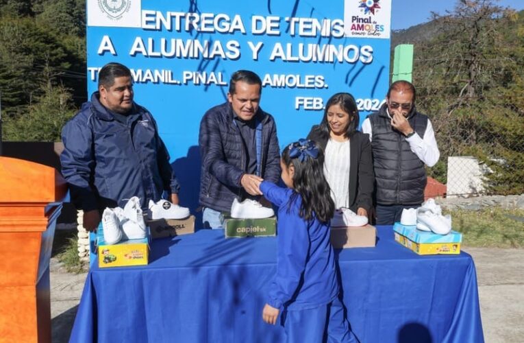 Lupita Ramírez entrega de Calzado Deportivo en la Primaria Emiliano Zapata de Tejamanil: Compromiso con el Desarrollo Educativo.