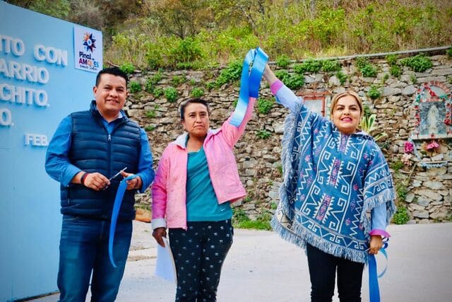 Entrega Lupita Ramírez rampa de concreto hidráulico en la localidad de El Ranchito.