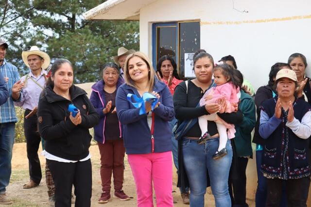 Entrega de rehabilitación de camino por Lupita Ramírez en Epazotes Grandes.