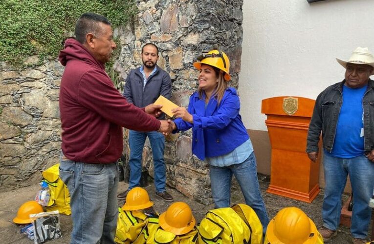 Lupita Ramírez entrega de herramientas a los integrantes de la Brigada Forestal Puerto del Pino.