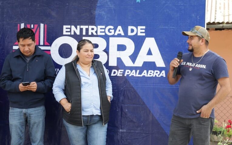 Marina Ponce entrega andador en Las Vallas.